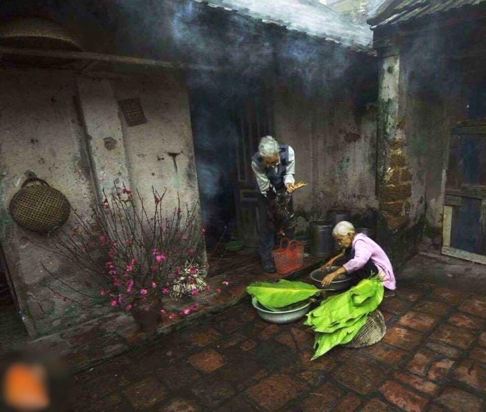 Tết cổ truyền trong mỗi người dân đất Việt sao thiếu được những dư vị thân quen: “Thịt mỡ, dưa hành, câu đối đỏ/cây nêu, tràng pháo, bánh chưng xanh”.