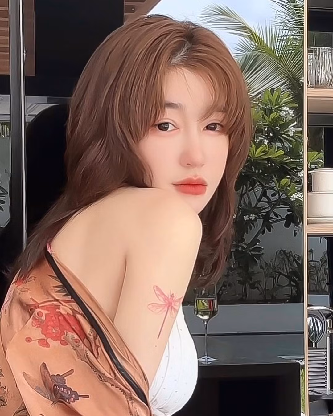 Sau nhiều năm nổi tiếng, nữ diễn viên vẫn duy trì được số đo ba vòng khoảng 88-58-90 cm.