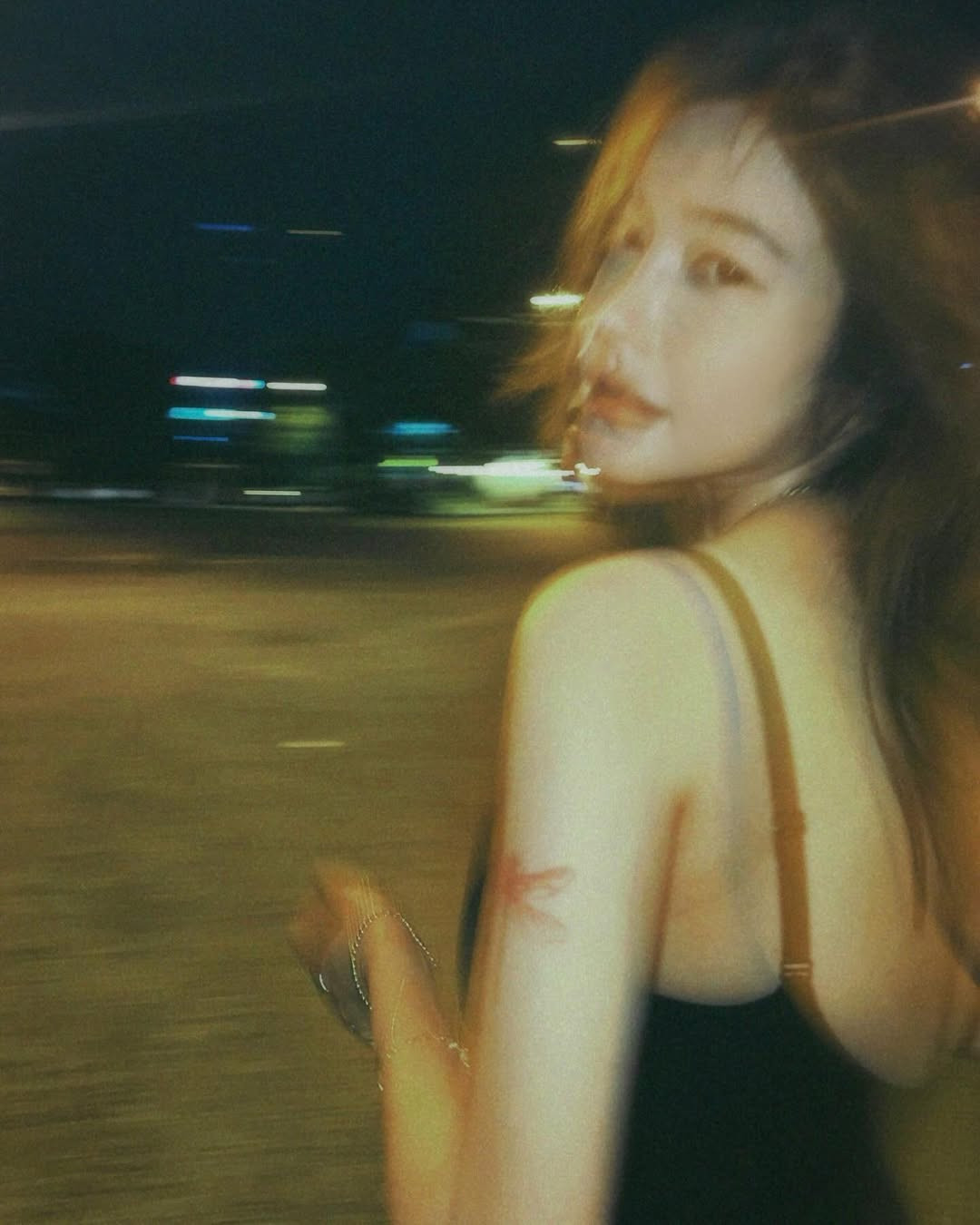 Với gương mặt bầu bĩnh, đôi mắt sắc lem và làn da trắng hồng, Elly Trần sở hữu vẻ đẹp quyến rũ, nhưng cũng vô cùng ngọt ngào.