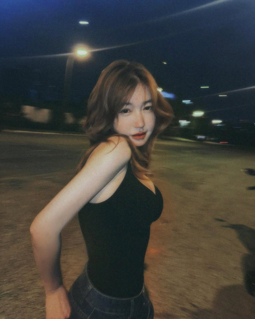 Elly Trần tên thật là Nguyễn Kim Hồng, là một trong những hot girl đời đầu của showbiz Việt.