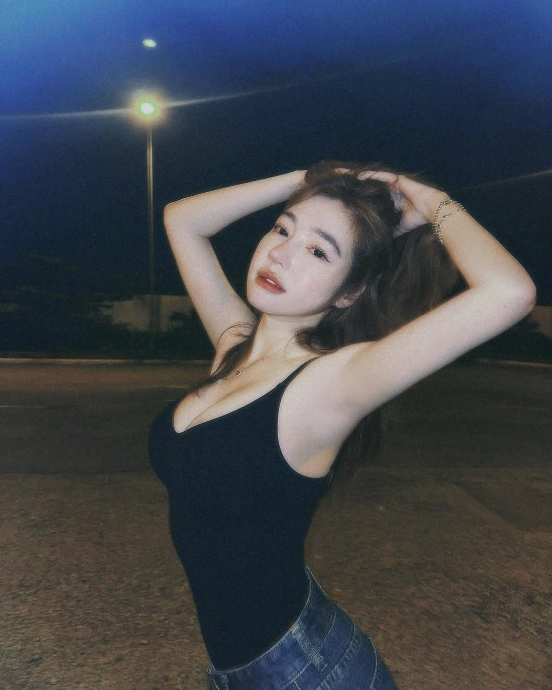 Nàng hot girl đời đầu diện thiết kế áo hai dây khoét sâu ở phần ngực, khoe vòng 1 gợi cảm.