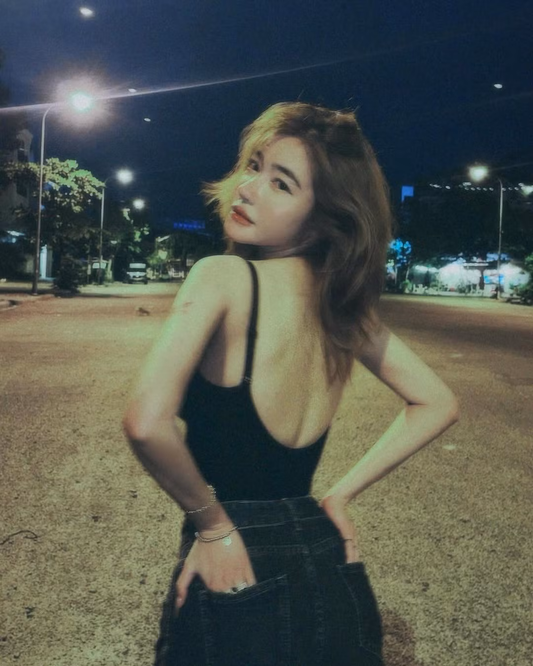 Trong loạt ảnh mới đây, cô nàng hóa thân thành "mỹ nhân Hong Kong" với màu ảnh retro đầy tình tứ.