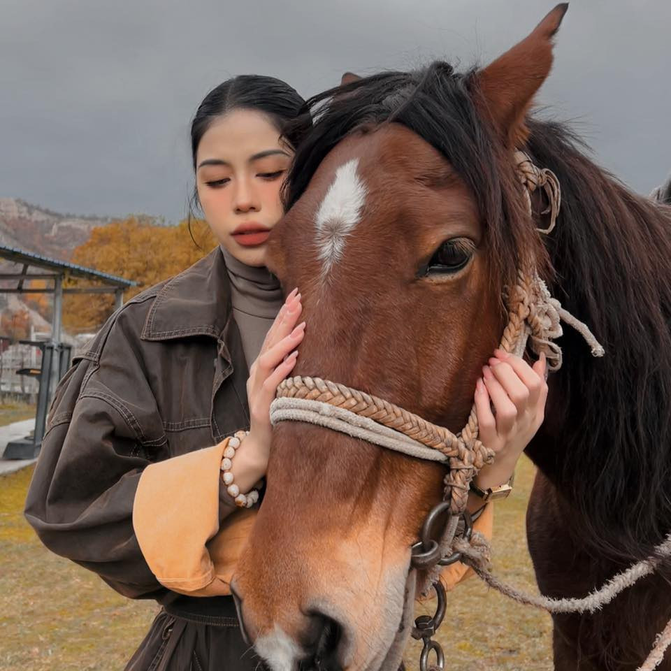 Cô nàng được mệnh danh là chiến thần livestream với khả năng chốt đơn cực đỉnh.