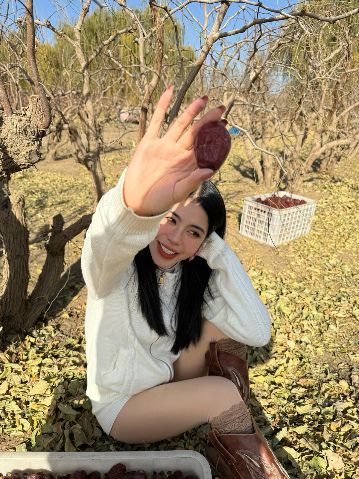 Nổi tiếng trên mạng xã hội, Hằng Du Mục sở hữu kênh TikTok với hơn 3,6 triệu lượt xem. Người đẹp 29 tuổi thường đăng tải những clip hài hước hay những khoảnh khắc bên cạnh gia đình.