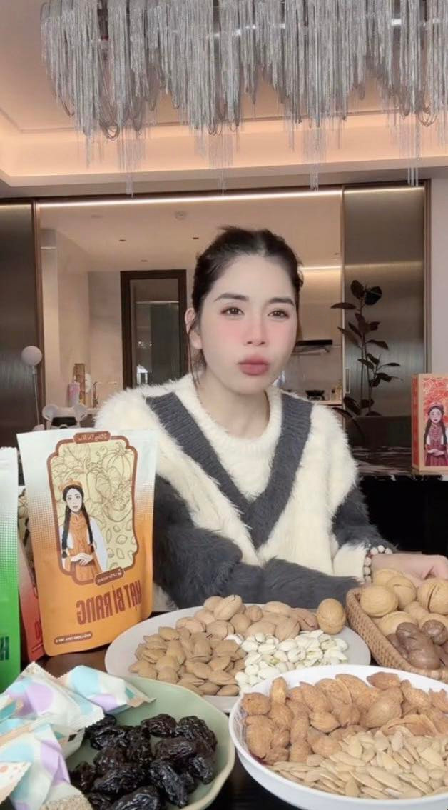 Nhận ra sự trớ trêu, Hằng Du Mục lập tức bày tỏ rằng mong mọi người hãy để sản phẩm có in hình cô vào một góc nhỏ nào đó, thậm chí để xuống chân bàn cũng được chứ cô không mong sẽ "lên trển". Hằng Du Mục nói: "Thôi mọi người ơi để em ở trong một cái góc nào nó nhỏ bé một xíu thôi được không mọi người. Em không cần lên trển mọi người ơi, em không cần phải lên đó làm gì đâu".