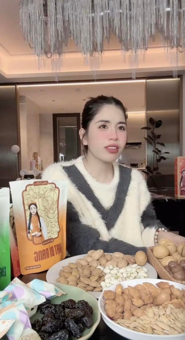 Mới đây trên một livestream, cô nàng chia sẻ về tình trạng "tiến thoái lưỡng nan" khi biết nhiều khách hàng sẽ dùng sản phẩm có in hình cô để chưng ban thờ. Dù biết vậy nhưng sản phẩm mua về nhằm mục đích gì là tùy vào người mua, nên Hằng Du Mục không biết phải nên làm thế nào.