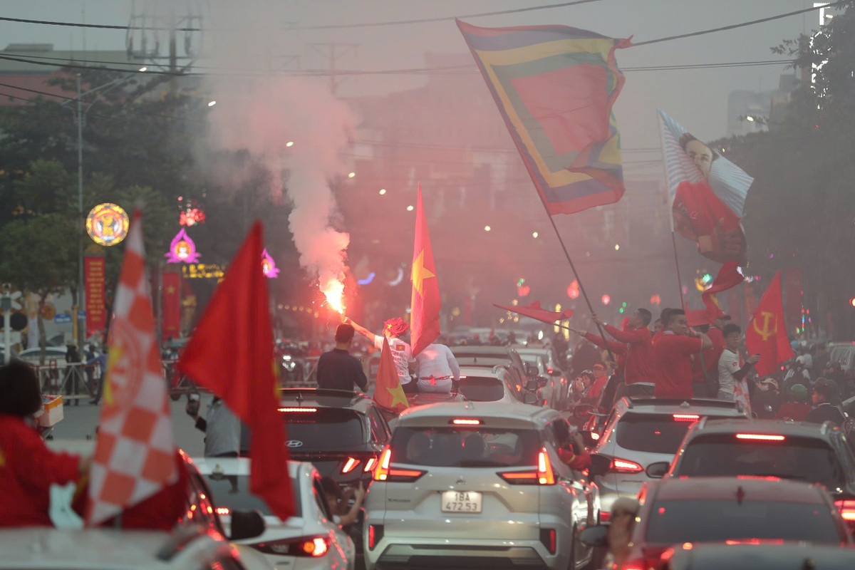 Người hâm mộ mang theo băng rôn, cúp, cờ đỏ sao vàng, sẵn sàng vào sân tiếp lửa cho thầy trò HLV Kim Sang-sik.