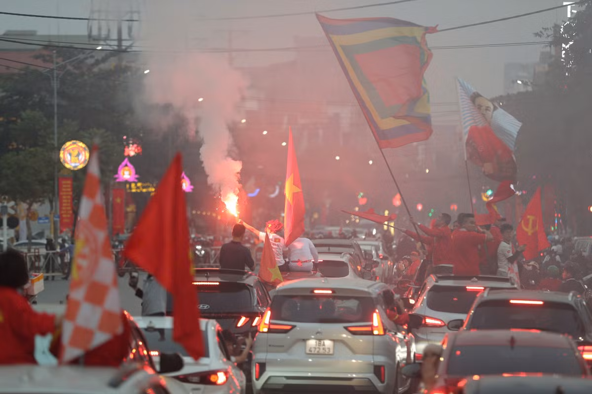 Người hâm mộ mang theo băng rôn, cúp, cờ đỏ sao vàng, sẵn sàng vào sân tiếp lửa cho thầy trò HLV Kim Sang-sik.