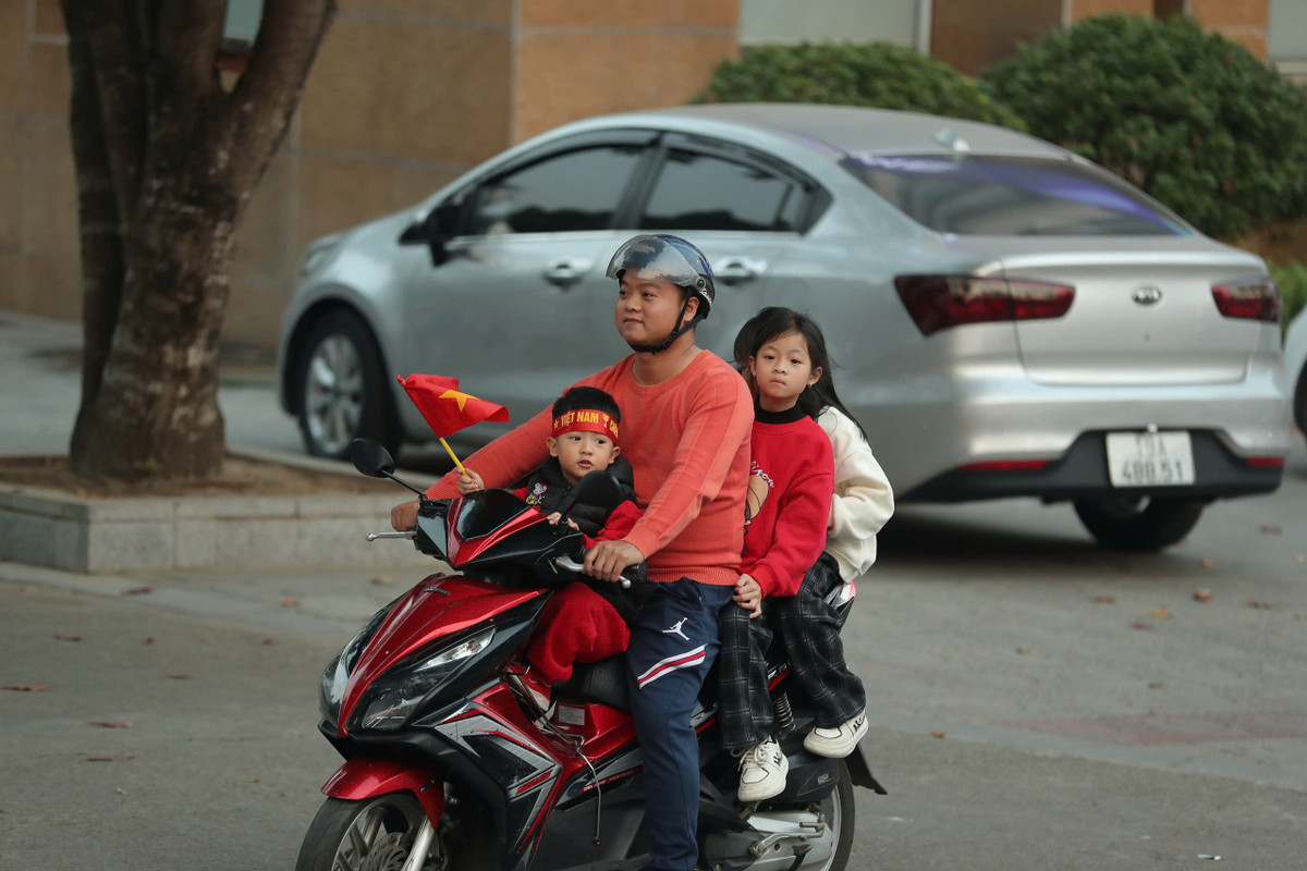 Đến cả những em nhỏ cũng được bố mẹ cho đi xem bóng đá, tận hưởng không khí sôi động.