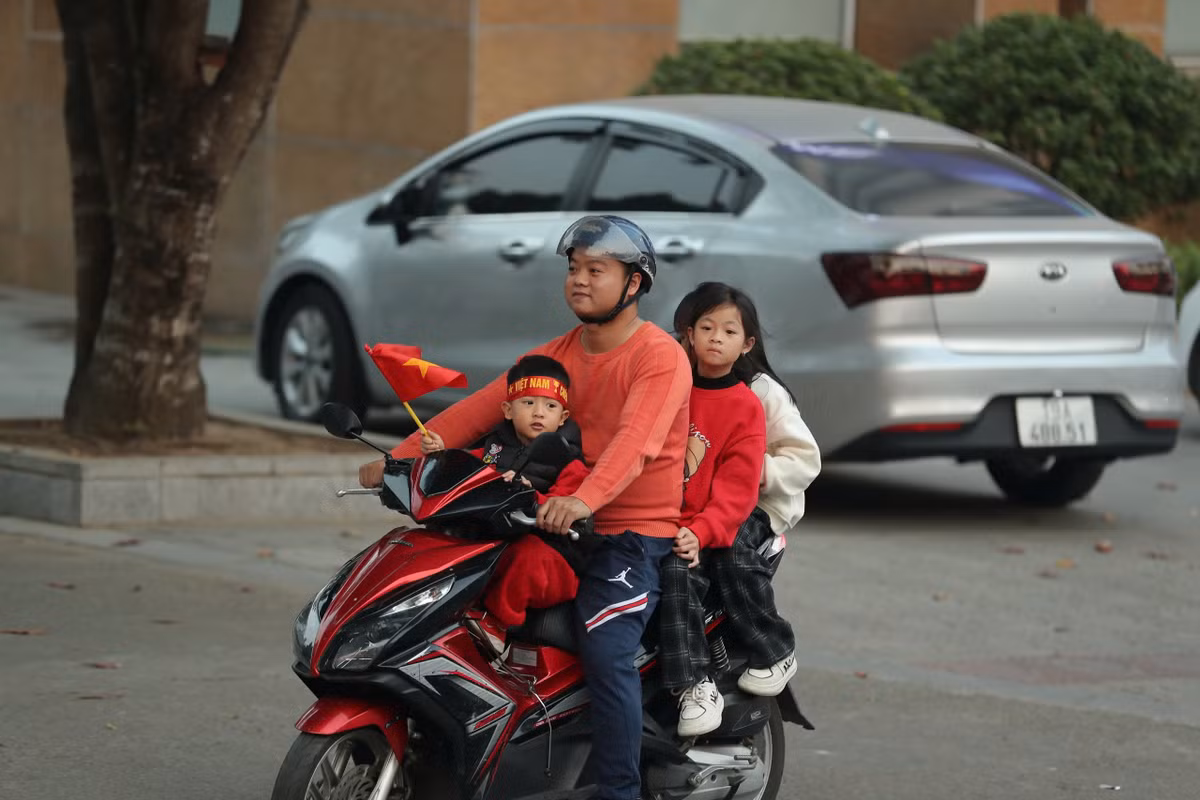 Đến cả những em nhỏ cũng được bố mẹ cho đi xem bóng đá, tận hưởng không khí sôi động.