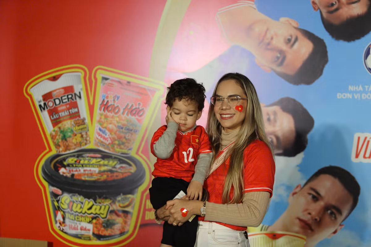 Vợ của Nguyễn Xuân Son đã đưa con trai đến từ sớm để cổ vũ cho ông xã cũng như ĐT Việt Nam.