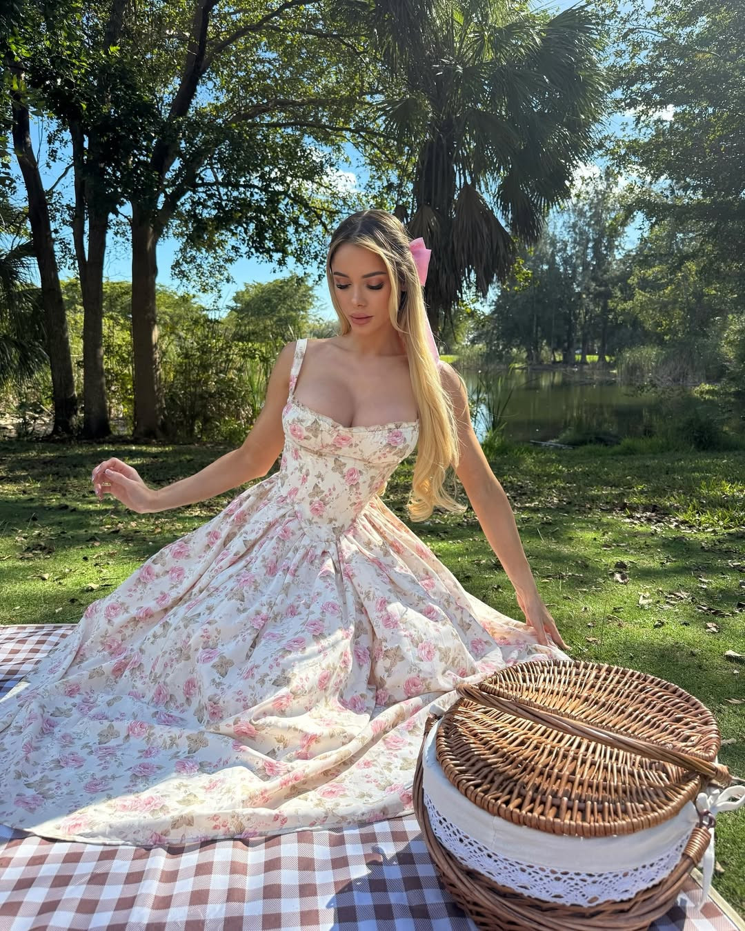 Exposito bắt đầu công việc người mẫu khi làm người mẫu cho nhà bán lẻ thời trang trực tuyến Fashion Nova.