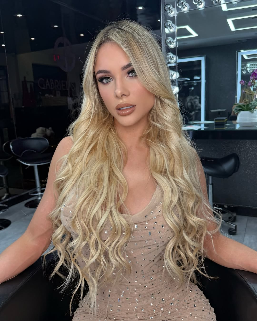 Cô nàng gây ấn tượng với nhan sắc xinh đẹp, sắc sảo cùng thân hình nóng bỏng.