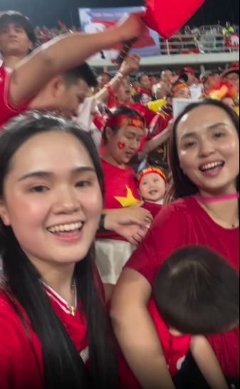 Trong video đăng tải khoảnh khắc cổ vũ trước đó, Quỳnh Anh "quẩy" cực nhiệt theo không khí sôi động trên sân. Cô nàng không ngừng hô vang Việt Nam Vô địch, cùng với toàn thể khán giả Việt trên sân hát những khúc ca cổ vũ hào hùng.