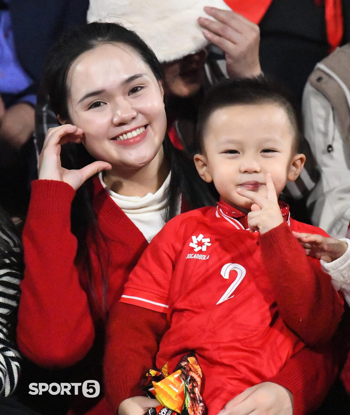 Trước trận bán kết lượt về Việt Nam - Singapore (29/12), nàng WAG này cũng thông báo nghỉ livestream bán hàng để đi cổ vũ cho đội tuyển quốc gia.