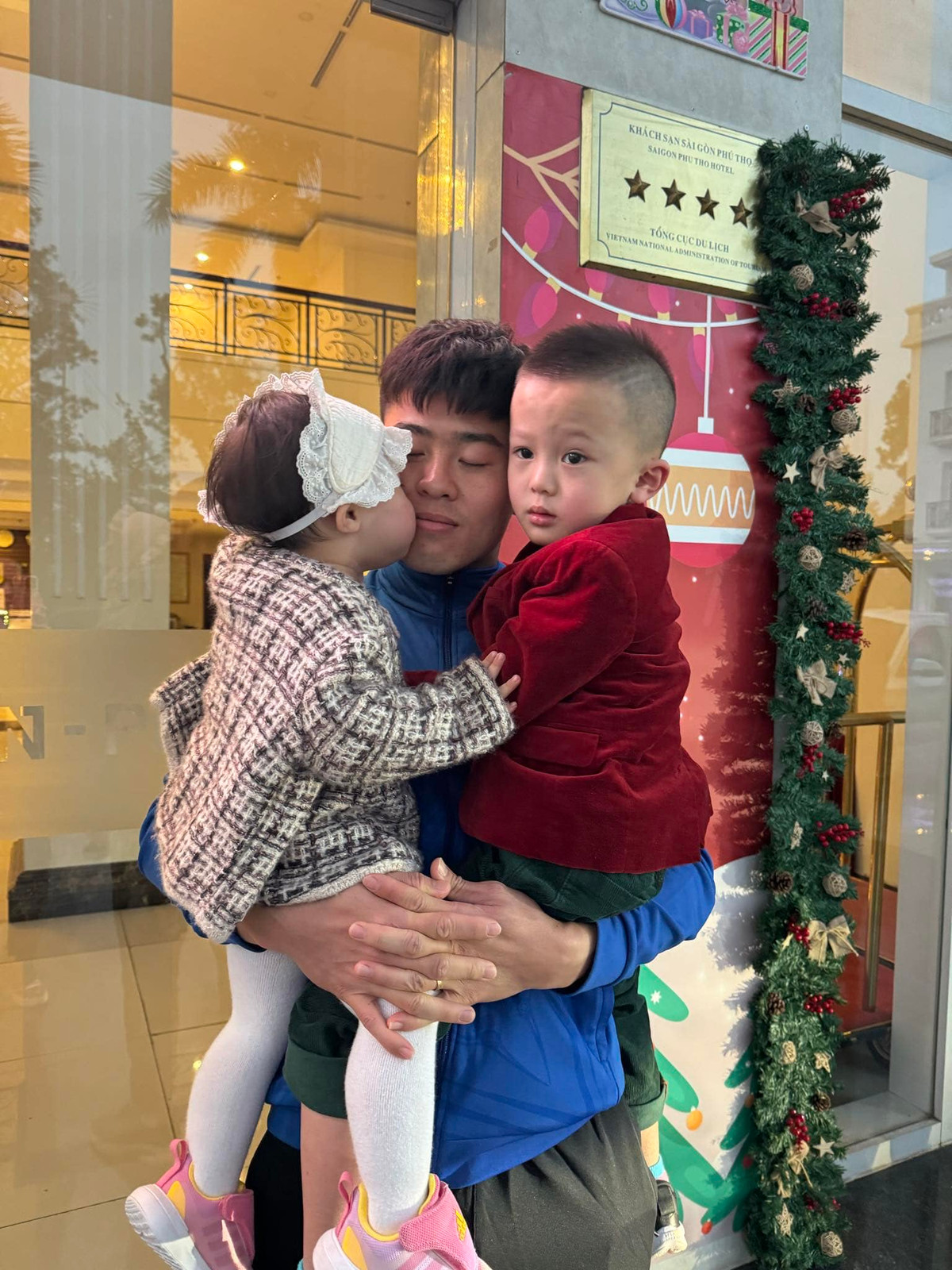 Duy Mạnh và Quỳnh Anh đã kết hôn được gần 5 năm, có 2 nhóc tỳ đáng yêu. Trên trang cá nhân, nam cầu thủ thường xuyên đăng tải hình ảnh bà xã cùng 2 con.