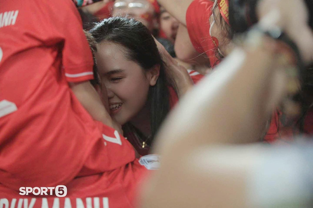 Cô nàng luôn là hậu phương vững chắc của nam cầu thủ trong hành trình cùng với tuyển Việt Nam lên ngôi vương của bóng đá Đông Nam Á.
