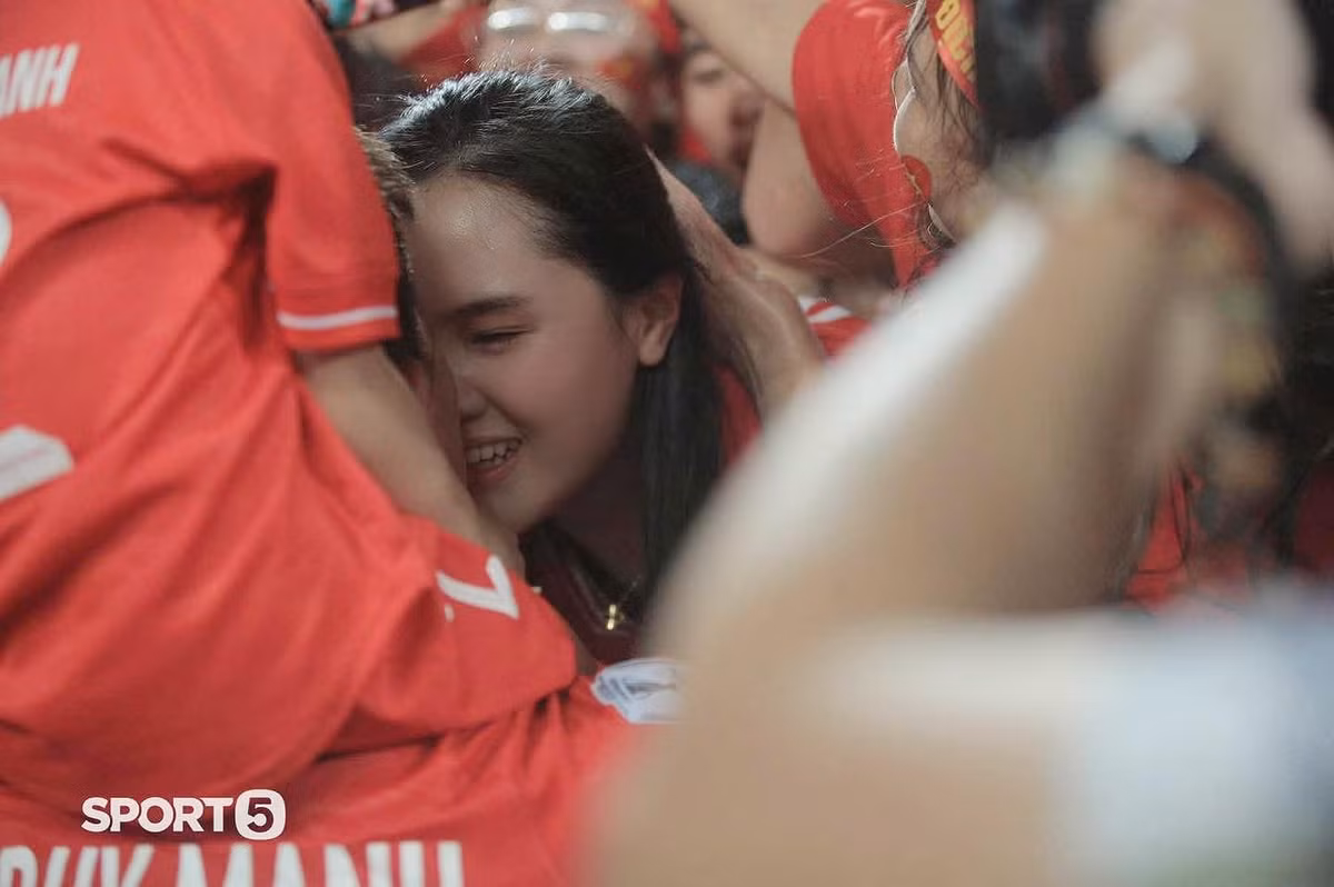 Cô nàng luôn là hậu phương vững chắc của nam cầu thủ trong hành trình cùng với tuyển Việt Nam lên ngôi vương của bóng đá Đông Nam Á.