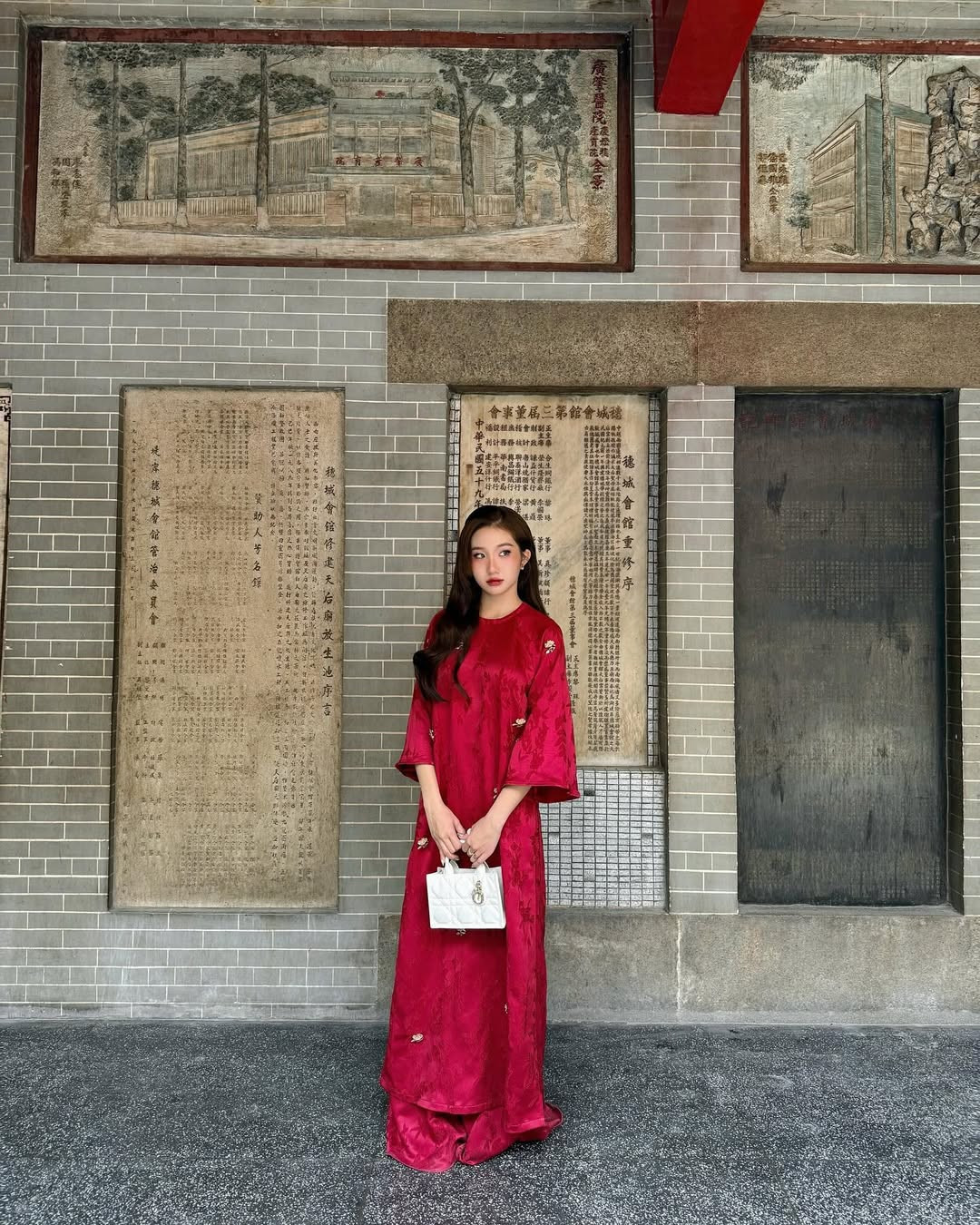 Lựa chọn không gian mang nét truyền thống, loạt ảnh của nàng hot girl vừa mang nét cổ điển nhưng cũng vô cùng hiện đại.