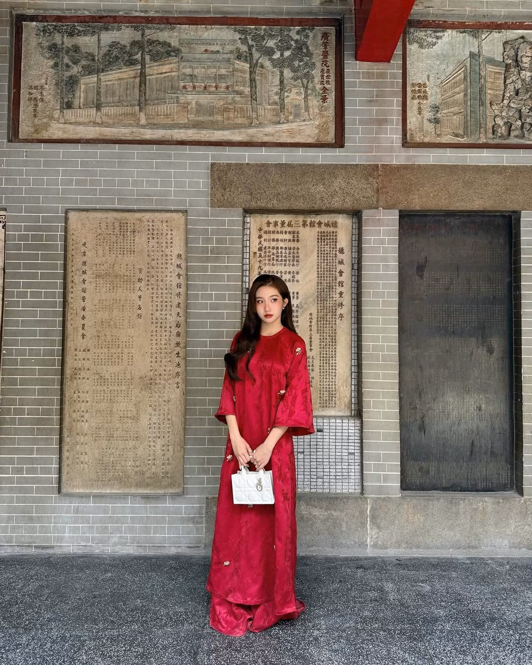 Lựa chọn không gian mang nét truyền thống, loạt ảnh của nàng hot girl vừa mang nét cổ điển nhưng cũng vô cùng hiện đại.