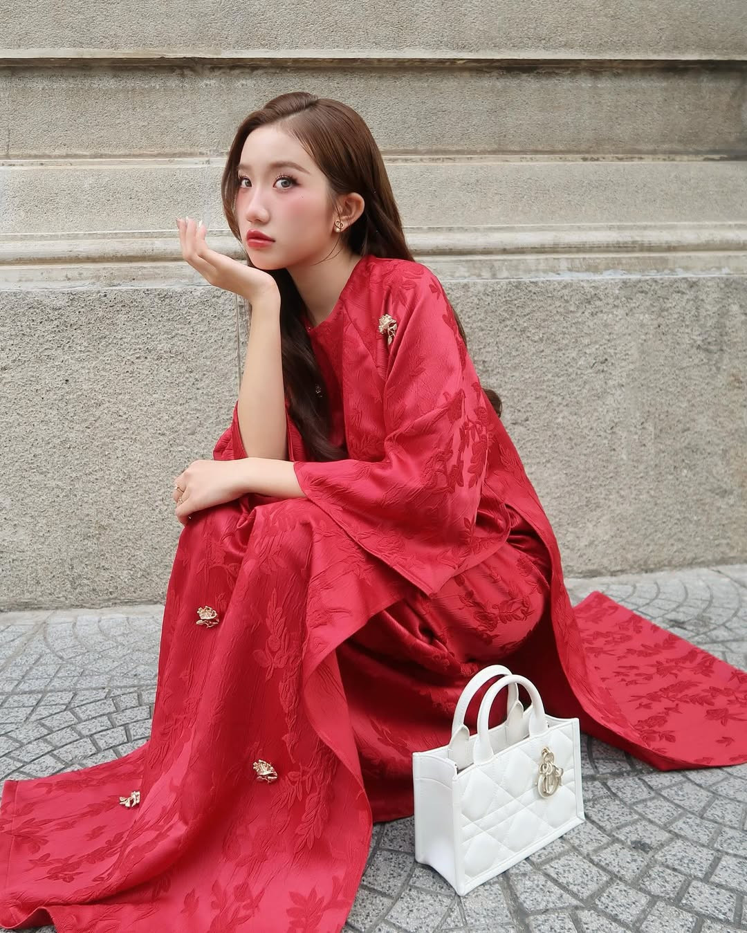 Còn gần một tháng nữa là đến Tết Nguyên đán, nhiều cô nàng đã bắt đầu xúng xính xuống phố để chụp ảnh Tết. Trong sắc áo dài đỏ đằm thắm, Huyền 2k4 dịu dàng, nền nã với loạt ảnh đậm sắc xuân.