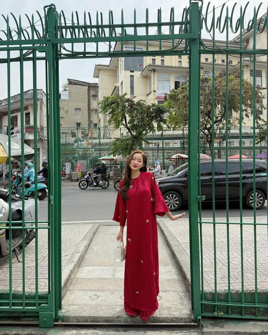 Ở phần bình luận, cô nàng nhận về rất nhiều lời khen ngợi của người theo dõi: "Mê quá nha", "nghiện vibe này quá", "chị này nhìn như 16".