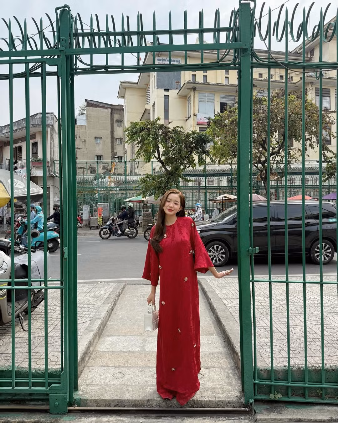 Ở phần bình luận, cô nàng nhận về rất nhiều lời khen ngợi của người theo dõi: "Mê quá nha", "nghiện vibe này quá", "chị này nhìn như 16".