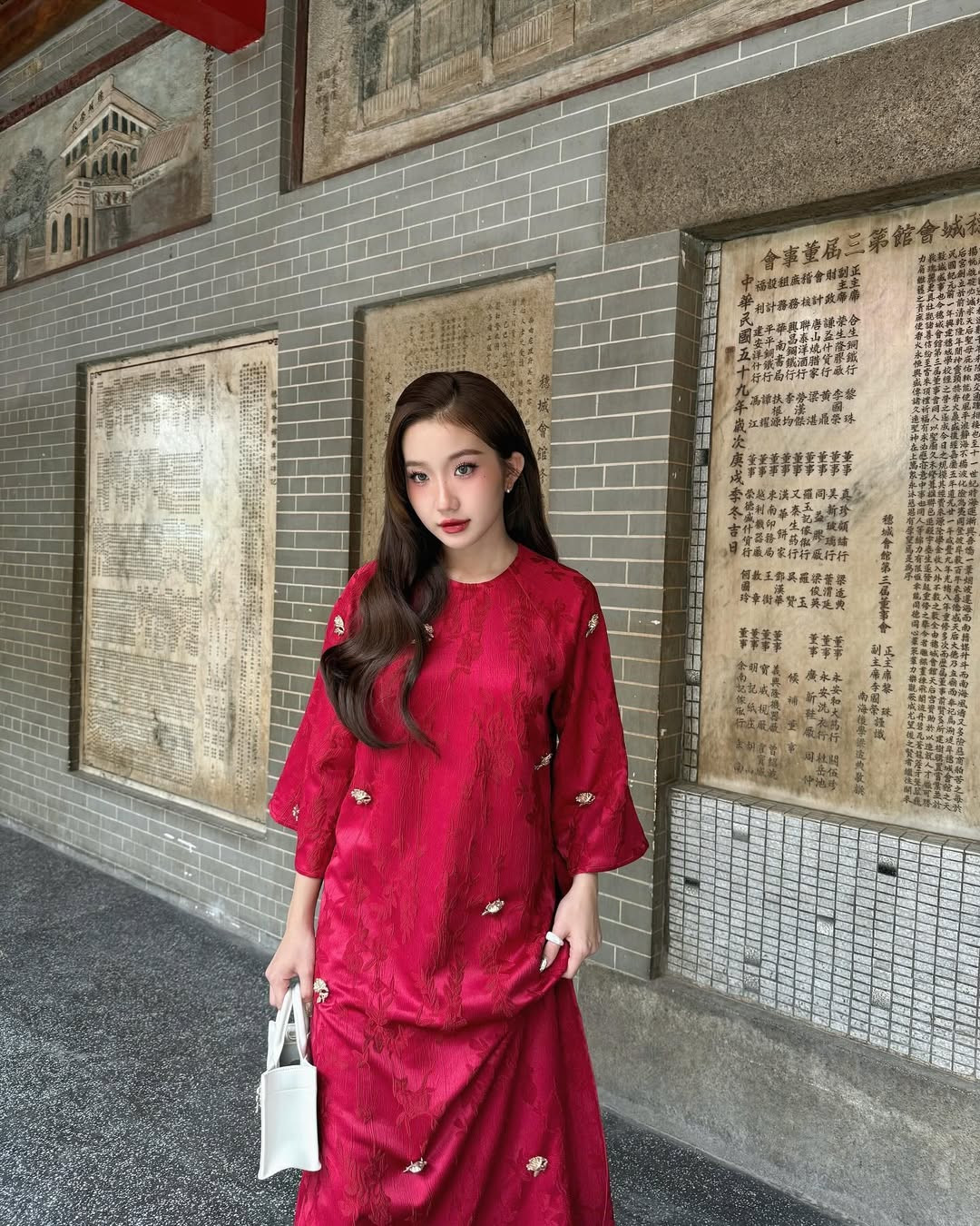 Thiết kế áo dài suông với sắc đỏ son hút mắt giúp cô nàng vô cùng nổi bật.
