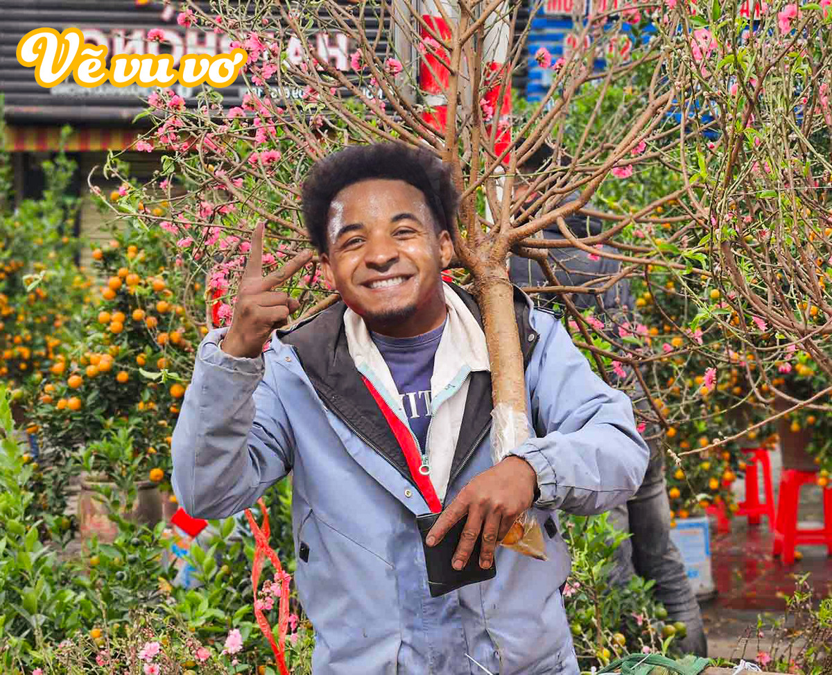 "Son năm nay biết mùi đào là như nào rồi phải hơm", "thấy Xuân Son là biết xuân sang" - người hâm mộ vô cùng thích thú khi thấy hình ảnh được photoshop cảnh nam cầu thủ nhập tịch đi chợ mua cành đào.