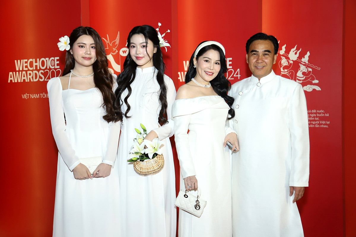 Lọ Lem ghi điểm với lối make up ngọt ngào, mái tóc uốn xoăn sóng buông lơi, cầm túi xách đan tre thủ công là hoa ly trắng.