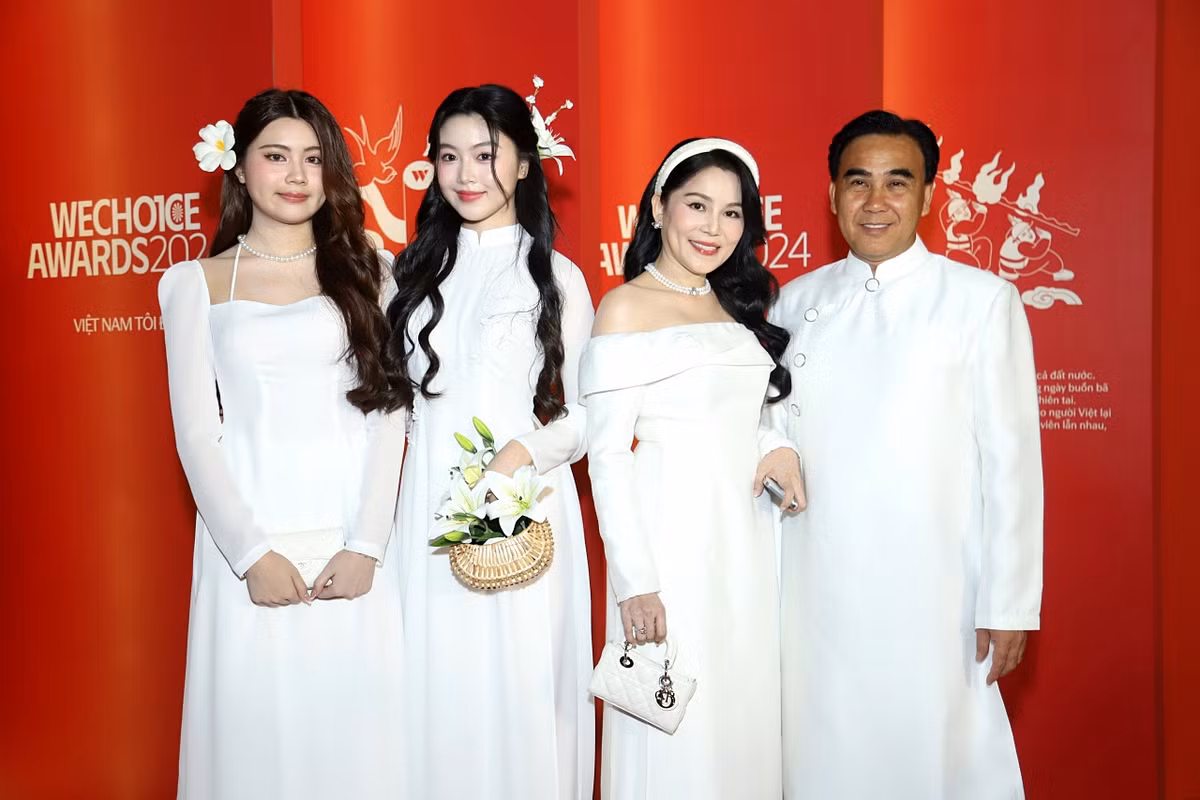 Lọ Lem ghi điểm với lối make up ngọt ngào, mái tóc uốn xoăn sóng buông lơi, cầm túi xách đan tre thủ công là hoa ly trắng.