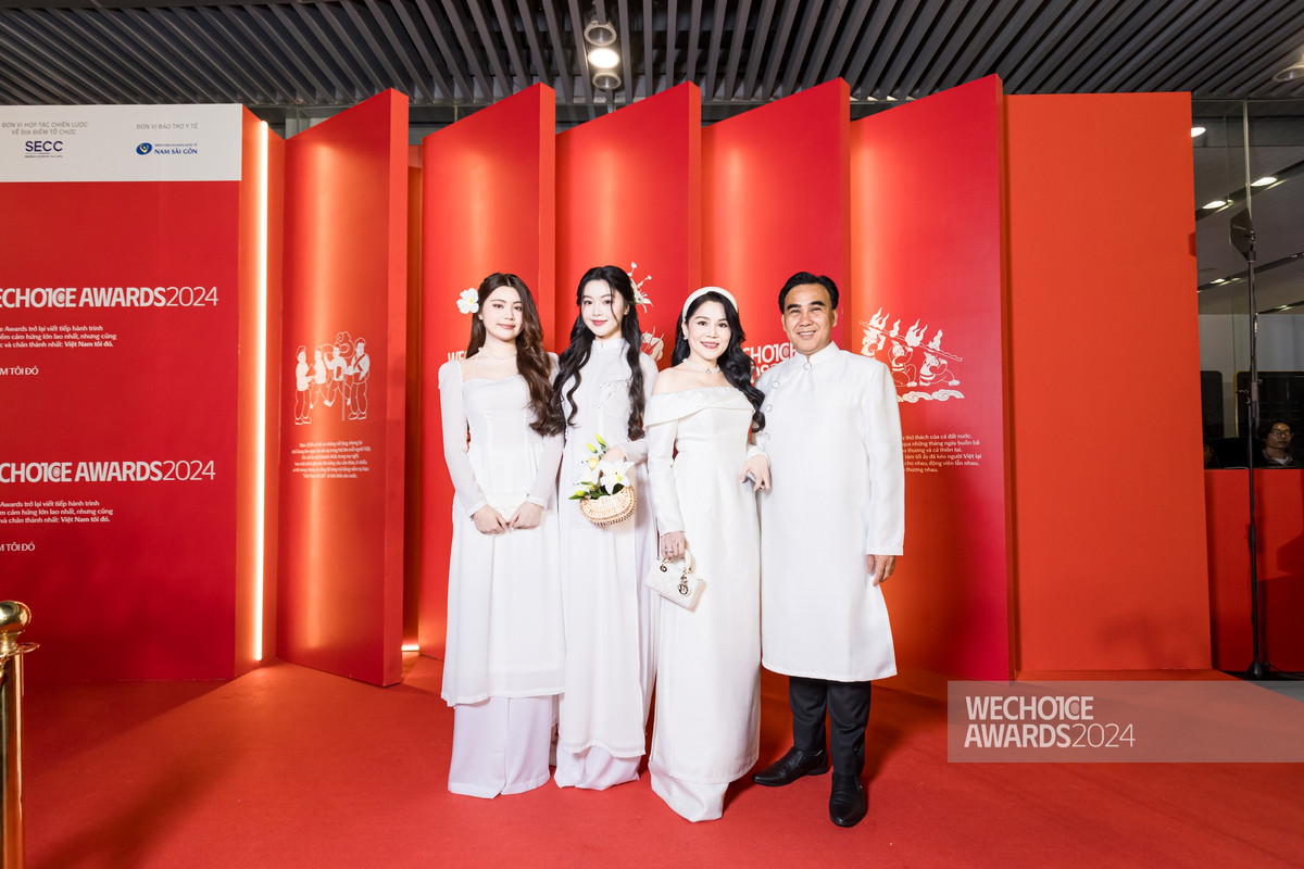 Trong khi đó, Hạt Dẻ lựa chọn cho mình thiết kế áo dài cách điều phần cổ yếm nữ tính. Đây cũng là lần hiếm hoi mà hai ái nữ nhà Quyền Linh diện áo dài đi sự kiện. (Ảnh: WeChoice) z