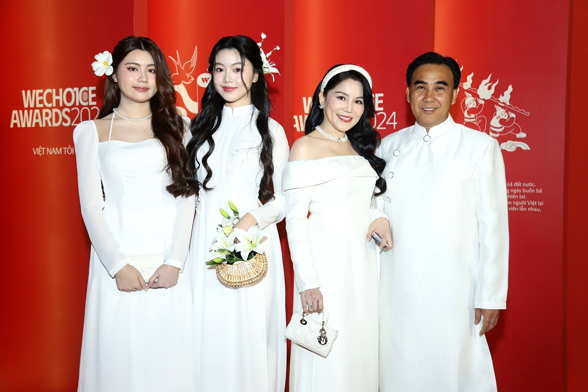 Lần này, cả Lọ Lem và Hạt Dẻ lựa chọn xuất hiện với áo dài trắng và đó cũng là dresscode đặc biệt của gia đình tại sự kiện.