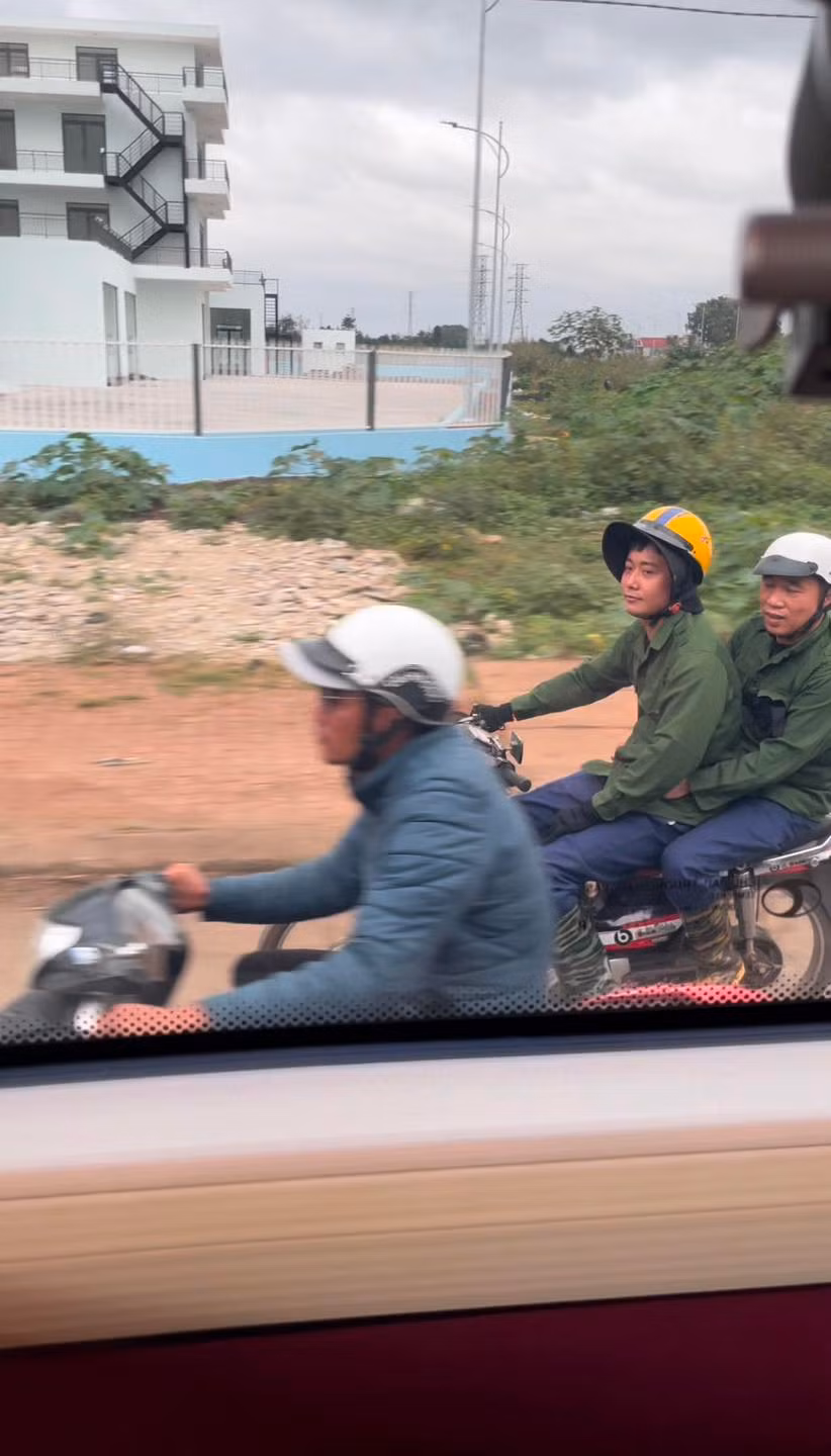 Mới đây, một đoạn video quay lại hình ảnh Quang Linh Vlogs đang chở một thành viên team châu Phi trên chiếc xe máy "cà tàng" ở Tây Nguyên khiến nhiều người vô cùng thích thú.