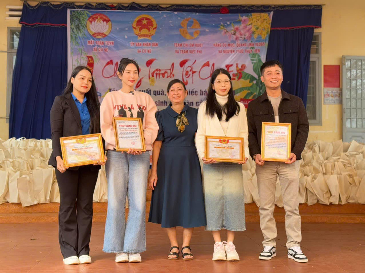 Mới đây, Quang Linh cùng team của mình, kết hợp với Hoa hậu Thùy Tiên và Hằng Du Mục thực hiện “Chương trình Tết Cho Em” tại Trường Tiểu học Ama Khê, Đắk Lắk.