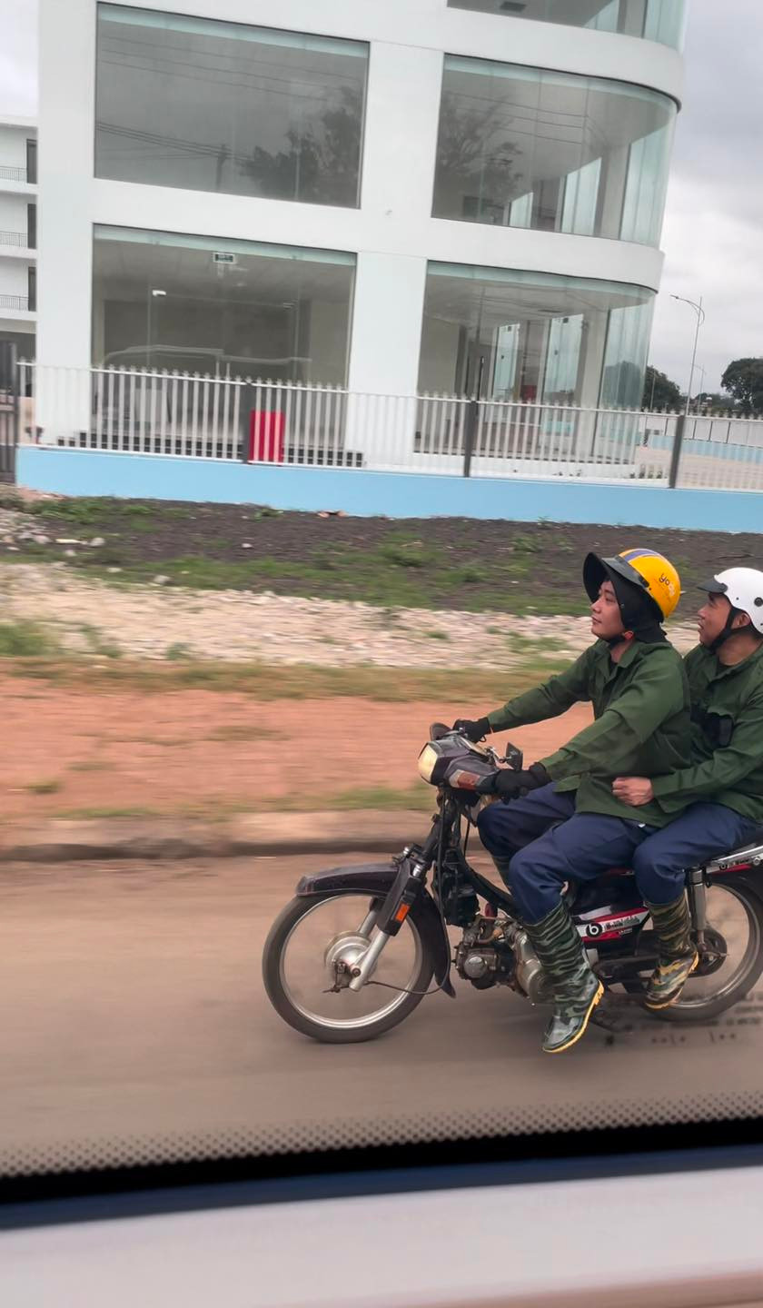 Đặc biệt chiếc xe máy "cà tàng" chỉ còn mỗi bộ khung khiến nhiều người phải bật cười. Đây là hình ảnh quen thuộc thường thấy ở nhiều người dân lao động Việt Nam.