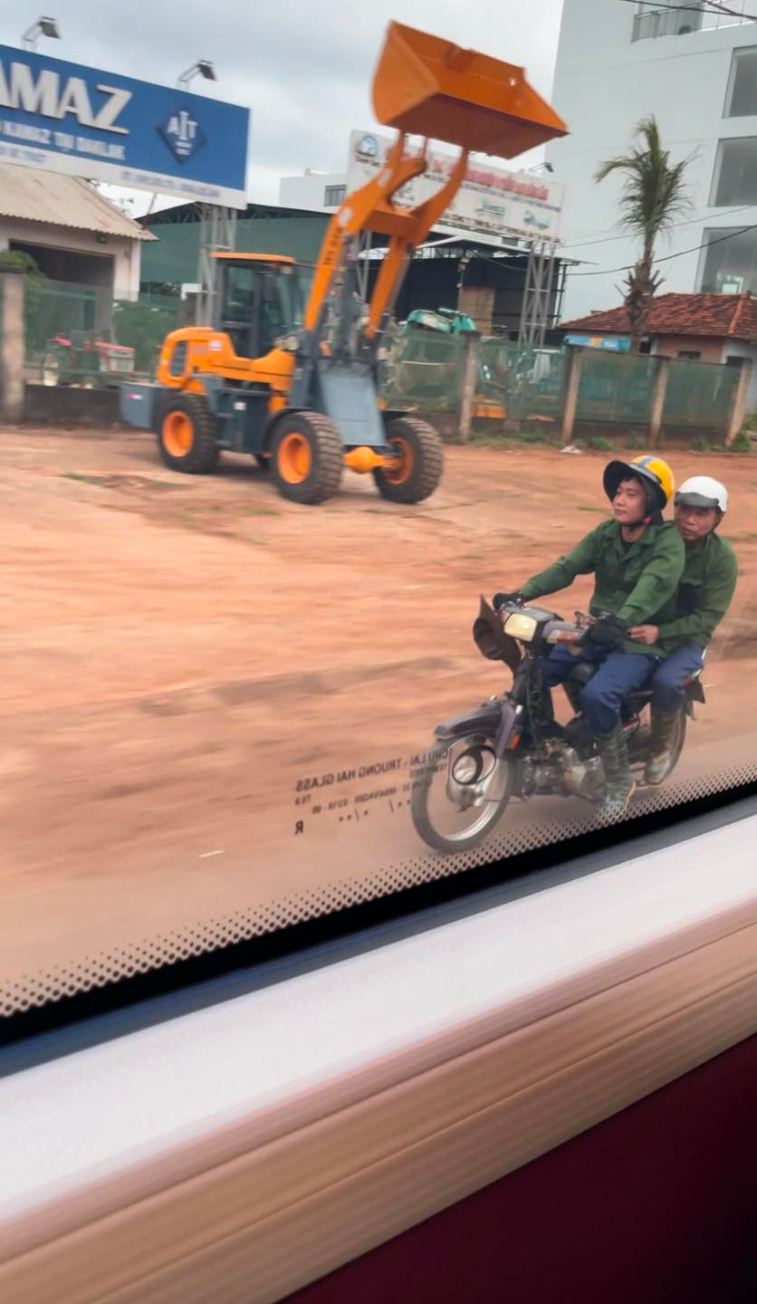 Trông anh chàng chuẩn giao diện "anh phụ hồ" với chiếc áo xanh màu bộ đội, đôi ủng thường thấy ở những người nông dân.