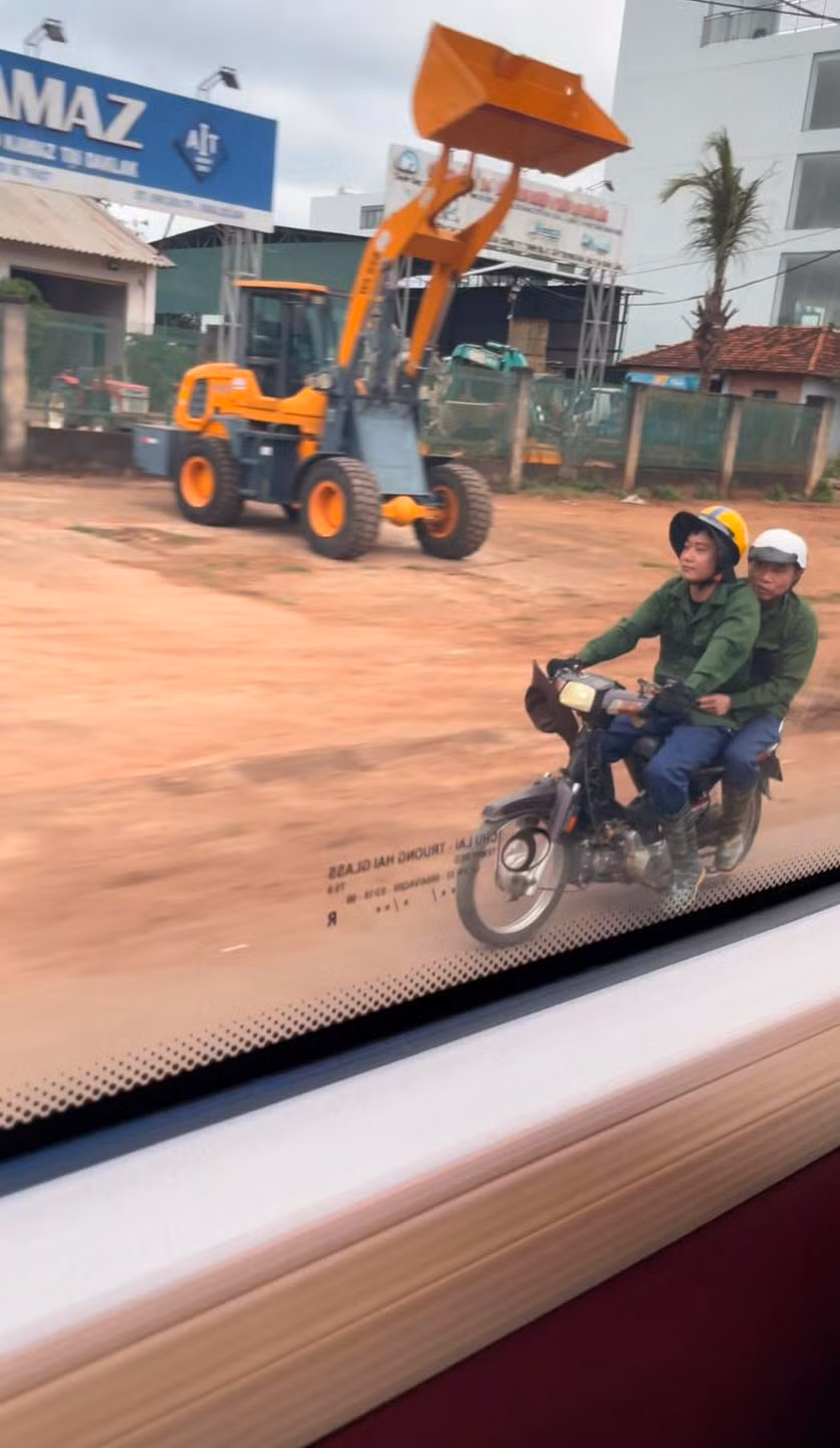 Trông anh chàng chuẩn giao diện "anh phụ hồ" với chiếc áo xanh màu bộ đội, đôi ủng thường thấy ở những người nông dân.