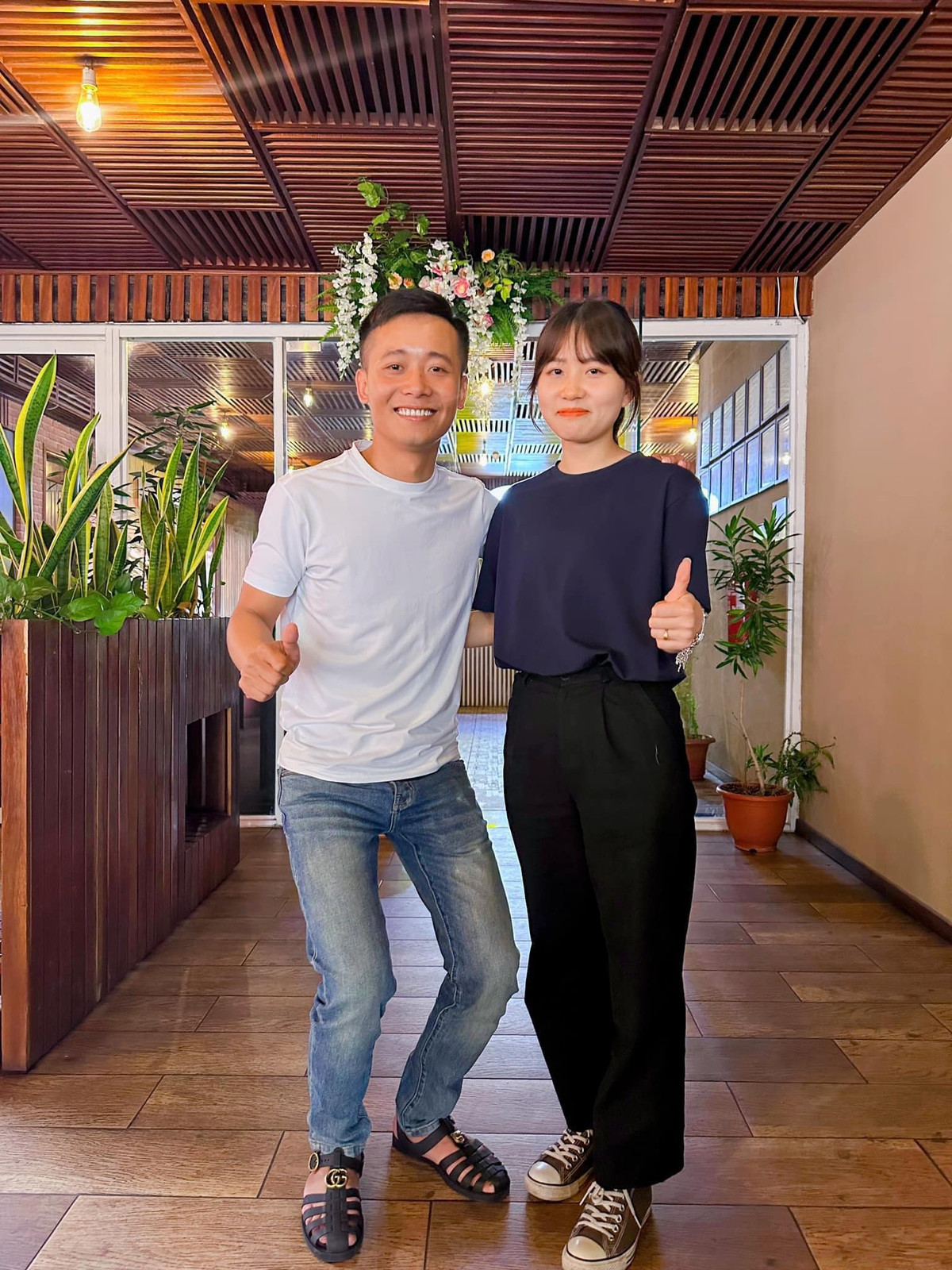 Kênh YouTube của Linh với các video về cuộc sống châu Phi hiện có 4 triệu lượt đăng ký. Anh cho biết thu nhập từ kênh và các hoạt động kinh doanh được sự ủng hộ của cộng đồng sẽ được sử dụng để phục vụ cộng đồng ở cả Angola và Việt Nam.