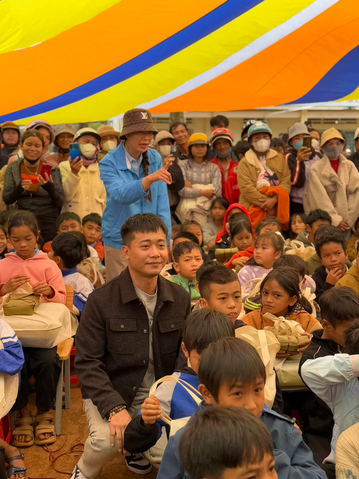 Nhiều người cho rằng hình ảnh anh chàng lái xe máy đi năm trong khoảng thời gian Quang Linh thực hiện chương trình này.