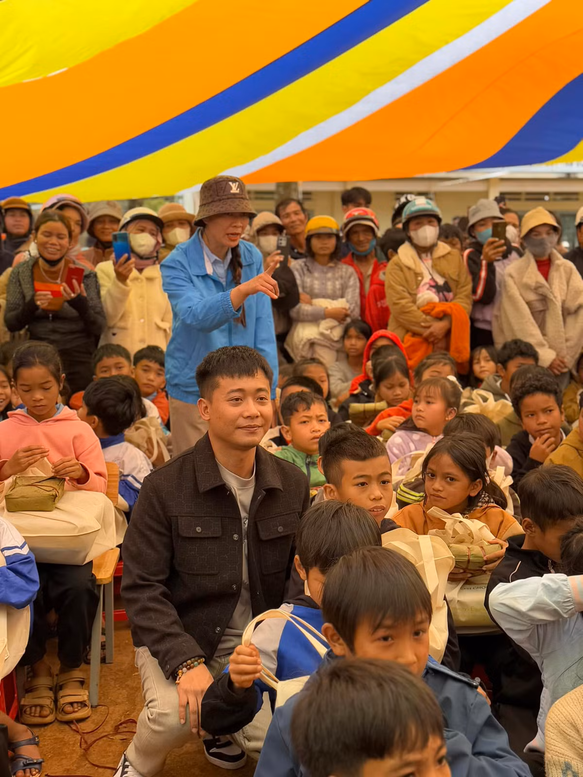 Nhiều người cho rằng hình ảnh anh chàng lái xe máy đi năm trong khoảng thời gian Quang Linh thực hiện chương trình này.