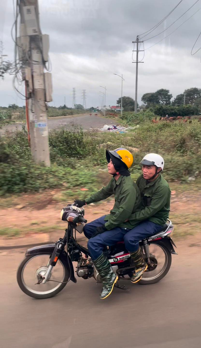 Hình ảnh giản dị của Quang Linh thu hút sự chú ý của rất nhiều người: "Đáng yêu vậy, ảnh là chủ tích giả nghèo ha", "người ta giàu có rồi mà người ta vẫn giản dị vô cùng", "đúng chuẩn chất anh thợ hồ luôn, nhìn bình dân quá, kiếm được nhiều tiền nhưng lối sống vẫn không hề thay đổi, đức tính này quá là đáng quý luôn đó".