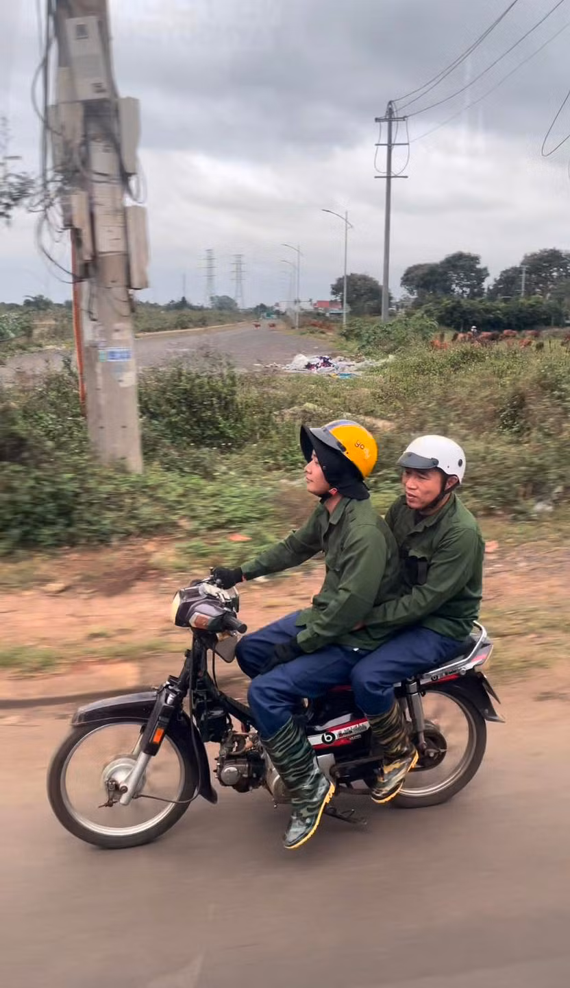 Hình ảnh giản dị của Quang Linh thu hút sự chú ý của rất nhiều người: "Đáng yêu vậy, ảnh là chủ tích giả nghèo ha", "người ta giàu có rồi mà người ta vẫn giản dị vô cùng", "đúng chuẩn chất anh thợ hồ luôn, nhìn bình dân quá, kiếm được nhiều tiền nhưng lối sống vẫn không hề thay đổi, đức tính này quá là đáng quý luôn đó".