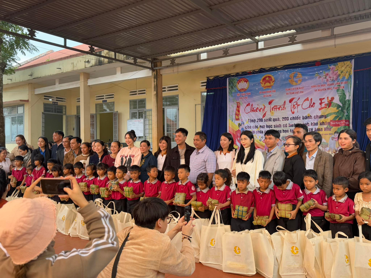 Team Quang Linh đã trao rất nhiều phần quà cho các em nhỏ, giúp các em có một cái Tết no ấm hơn.