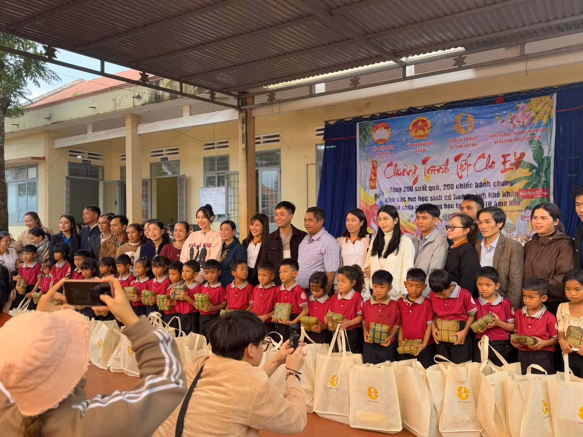 Team Quang Linh đã trao rất nhiều phần quà cho các em nhỏ, giúp các em có một cái Tết no ấm hơn.