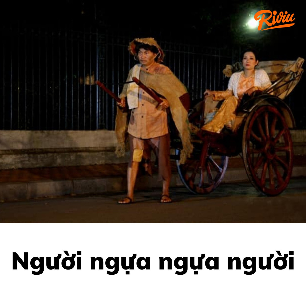 "Người ngựa ngựa người" là một trong những bộ phim hài Tết kinh điển của Việt Nam, để lại nhiều dấu ấn trong lòng khán giả. Tiểu phẩm kể về câu chuyện của 2 kẻ khốn cùng trong xã hội cũ, một người là gái bán hoa, một người là phu kéo xe. Với tiểu phẩm Người ngựa, ngựa người Xuân Hinh không chỉ mang đến cho khán giả những tiếng cười nhẹ nhàng ngày đầu năm mà còn là sự xúc động nghẹn ngào trước hoàn cảnh khốn cùng của con người trong xã hội xưa.