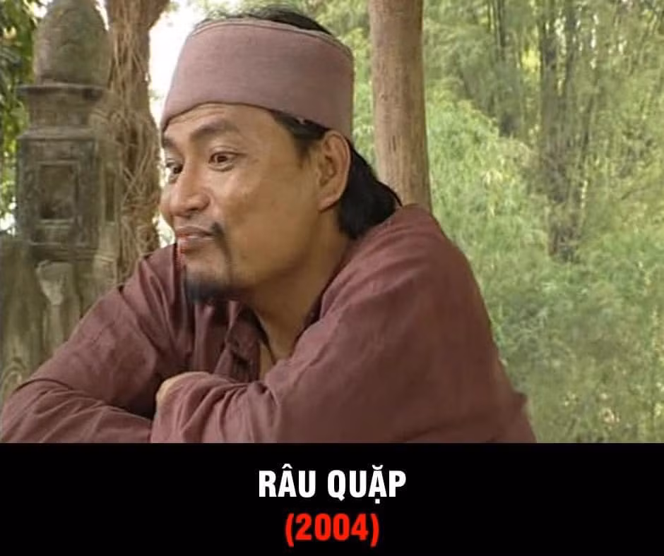 "Râu Quặp" xoay quanh cuộc sống của một gia đình nông dân Việt Nam với những câu chuyện hài hước, dí dỏm về cuộc sống thường ngày. Nhân vật chính là một người đàn ông có bộ râu quai nón đặc biệt, luôn gây ra những tình huống dở khóc dở cười cho gia đình và làng xóm.