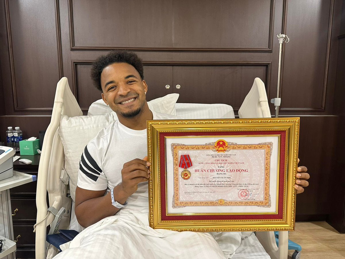 Về tình hình chấn thương, Xuân Son chấn thương gãy chân và thực hiện phẫu thuật tại Việt Nam tối ngày 6/1.