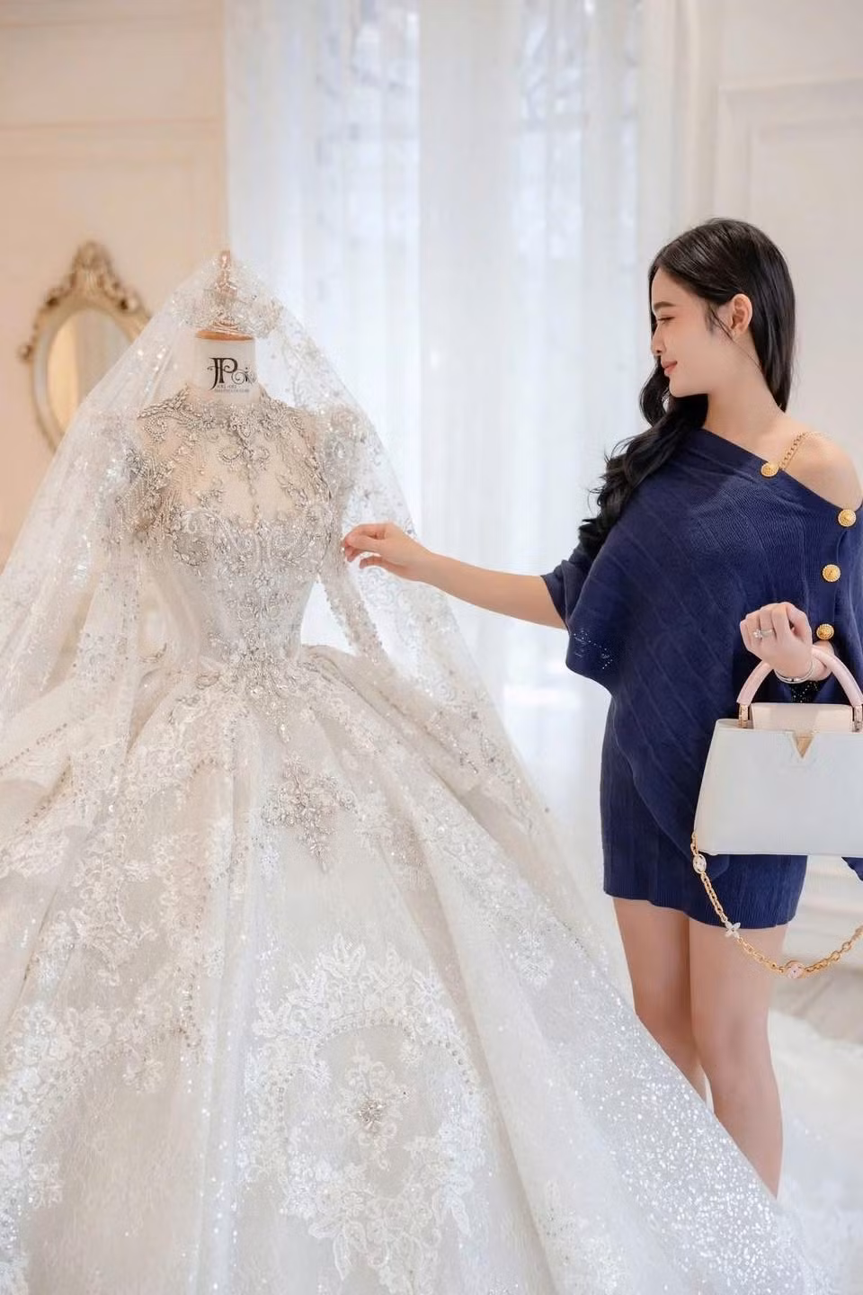 Những hình ảnh của cô dâu trong lễ cưới cũng được nhiều người "thả tim" nhiệt tình vì nhan sắc xinh đẹp.