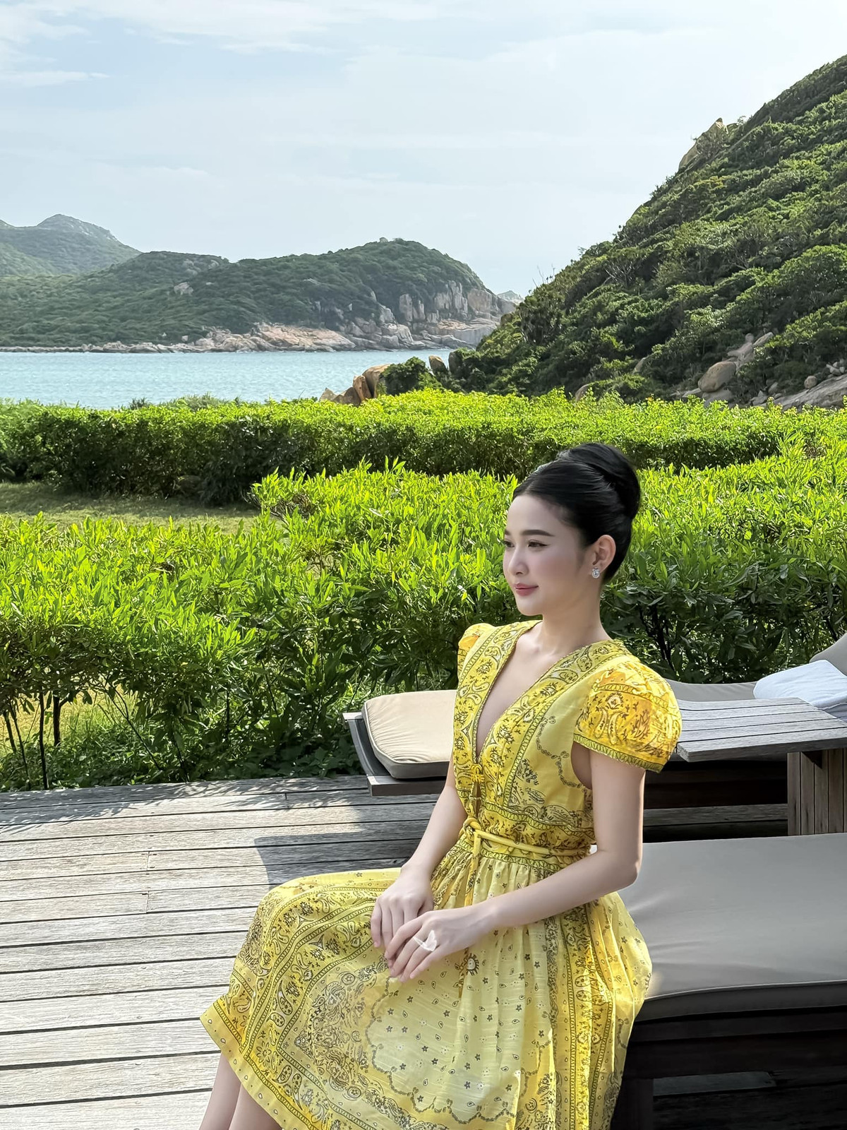 Trong những hình ảnh đời thường, Hoài Thương theo đuổi phong cách nữ tính, nhẹ nhàng. Cô nàng cũng thường xuyên chia sẻ hình ảnh về những chuyến du lịch sang chảnh đến các địa điểm khác nhau.